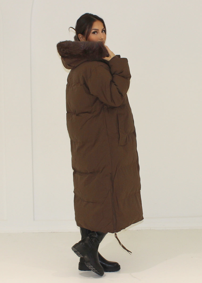 Winterparka mit Kapuze aus Kunstfell
