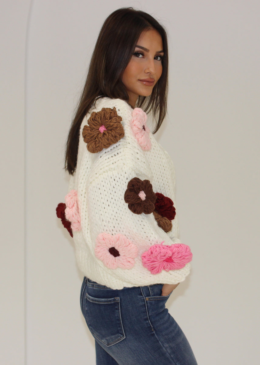 Strickjacke mit Häkelblumen