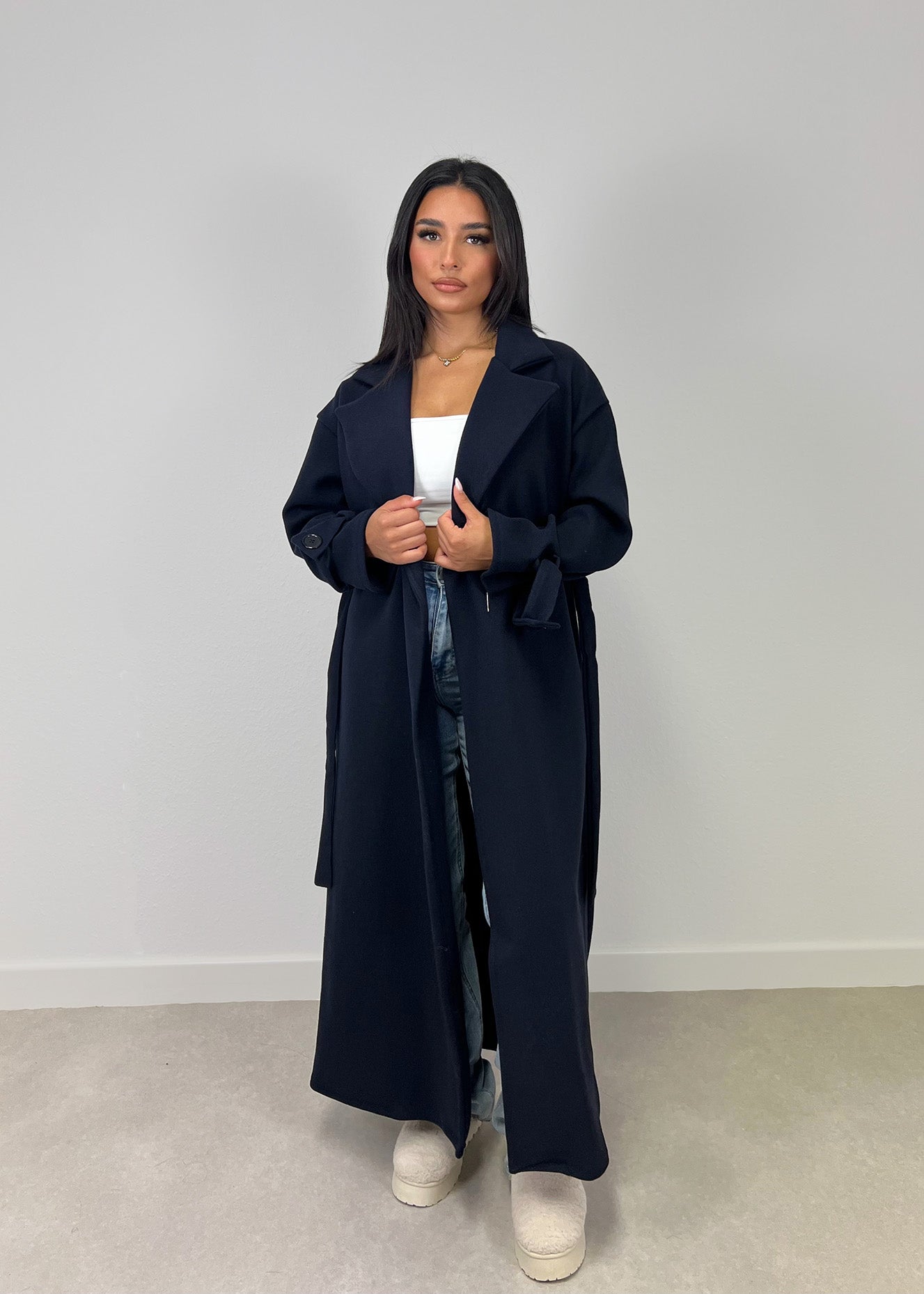 Langer Mantel mit Gürtel