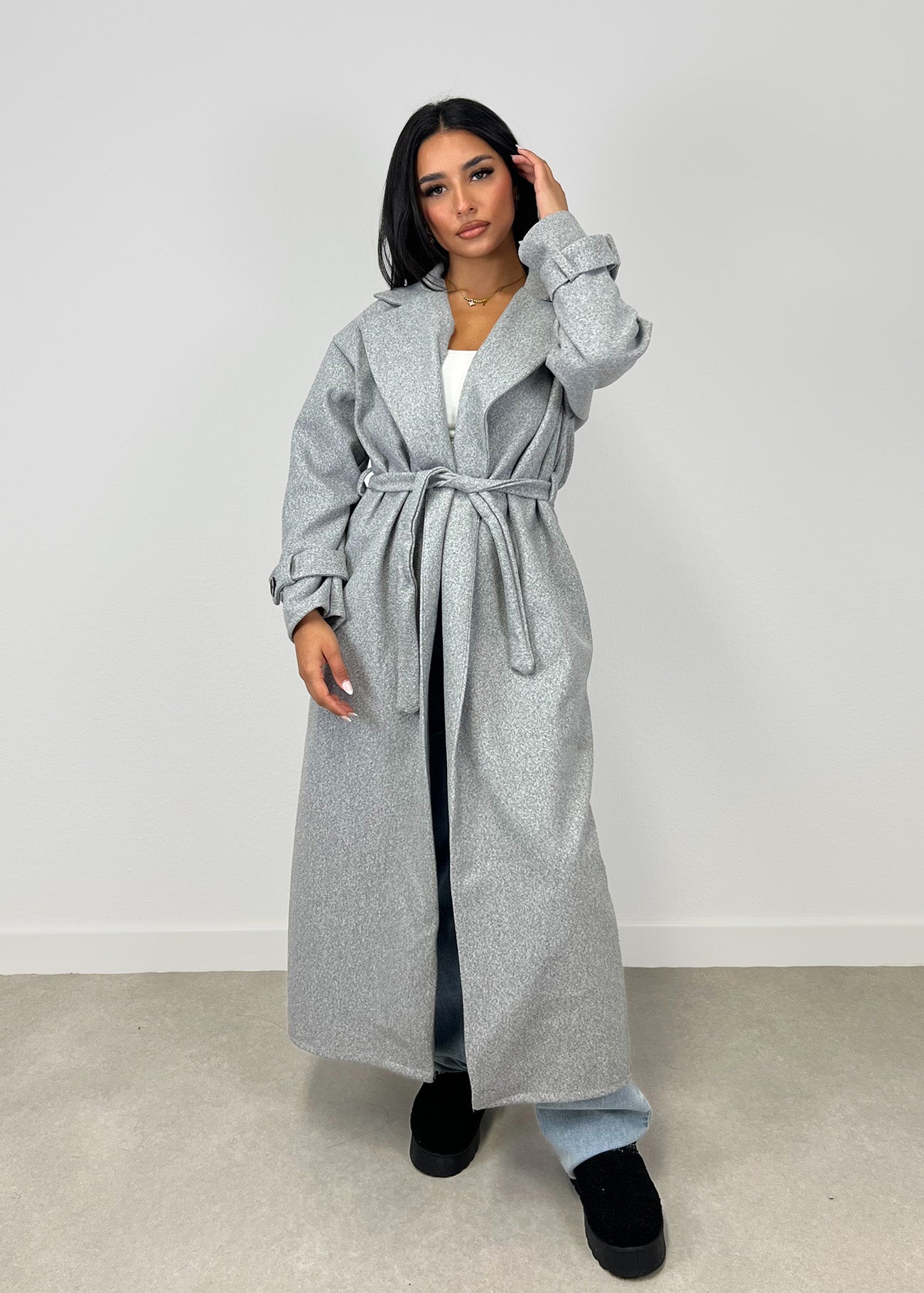 Langer Mantel mit Gürtel