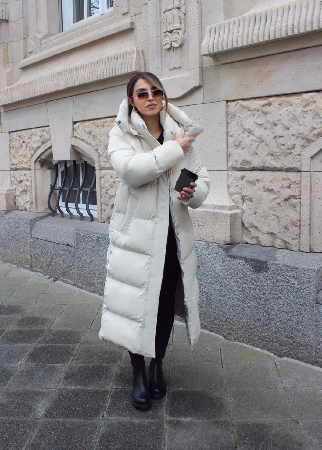 Langer Steppmantel mit Kapuze