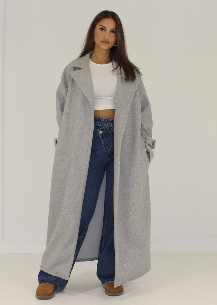 Langer Mantel mit Gürtel