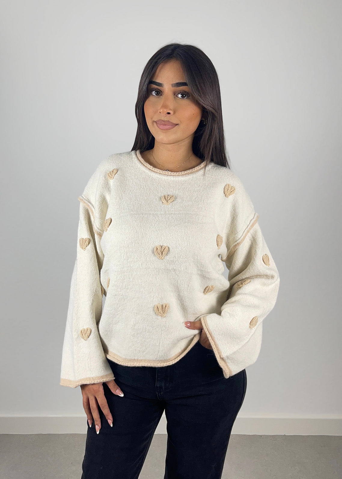 Pullover mit bestickten Herzen