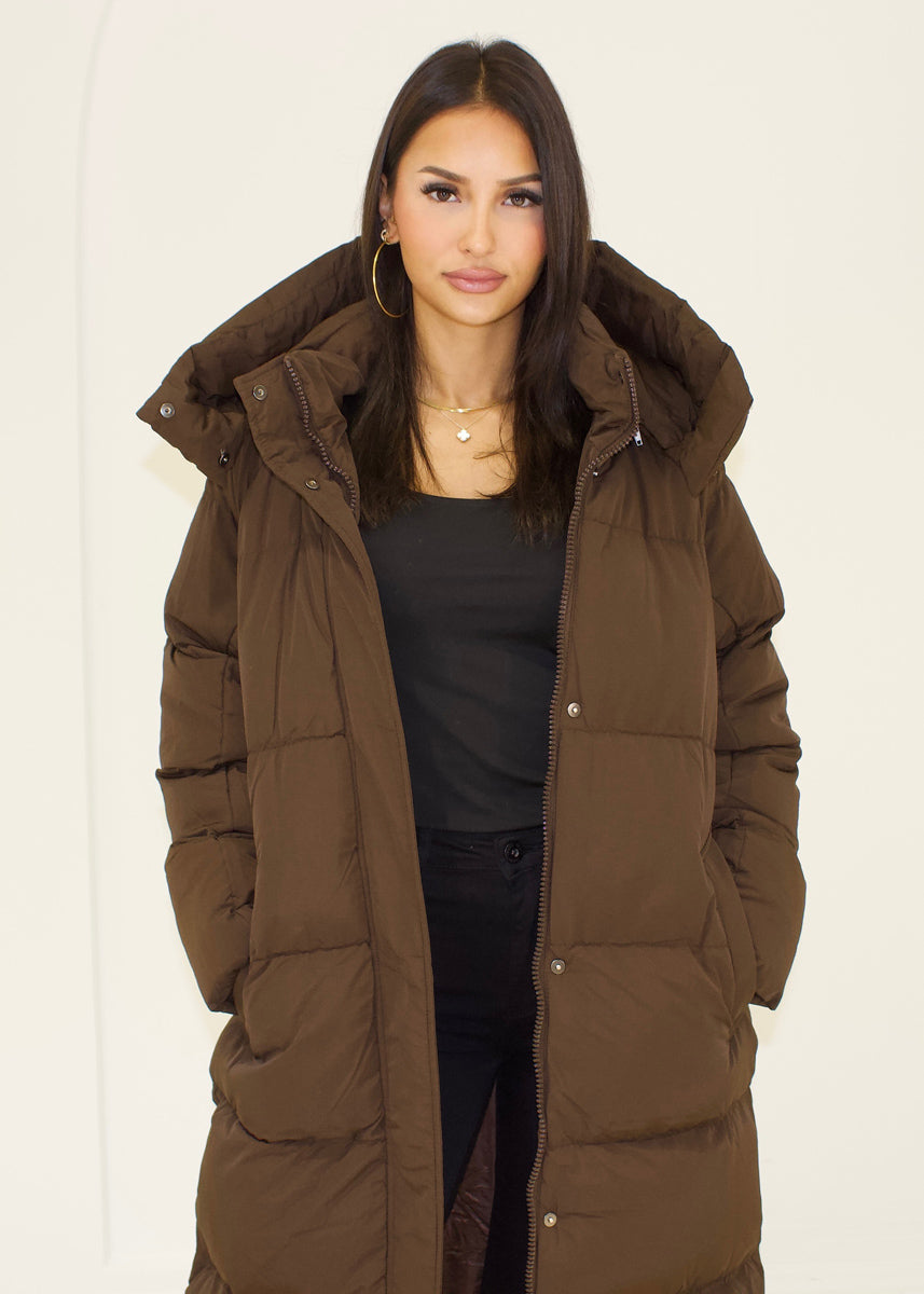 Langer Steppmantel mit Kapuze