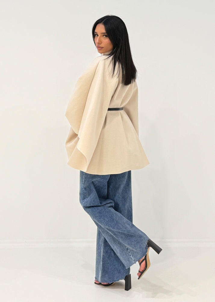 Kurzer Mantel mit Gürtel