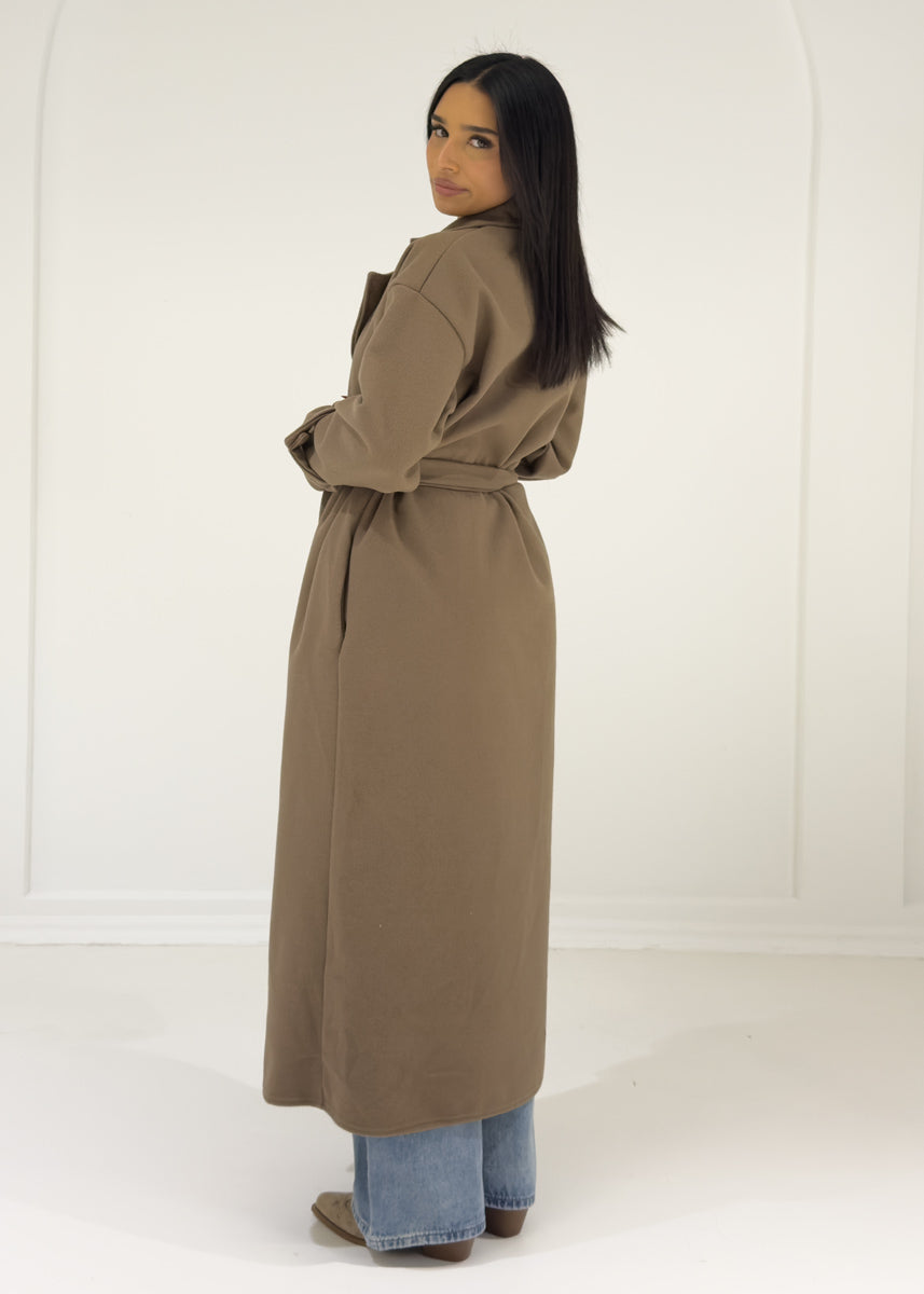 Langer Mantel mit Knöpfen
