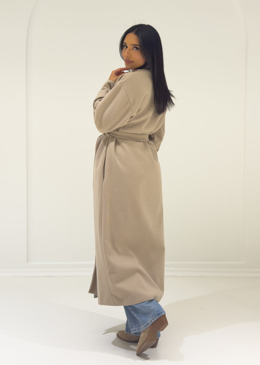 Langer Mantel mit Knöpfen
