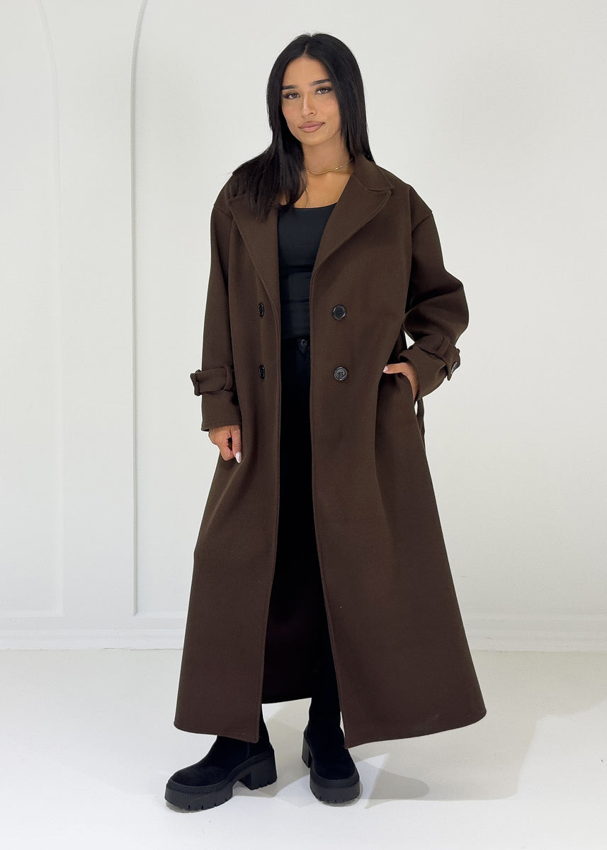 Langer Mantel mit Knöpfen