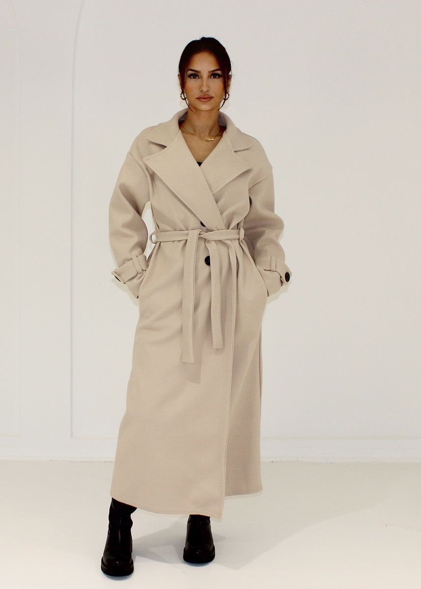 Langer Mantel mit Knöpfen