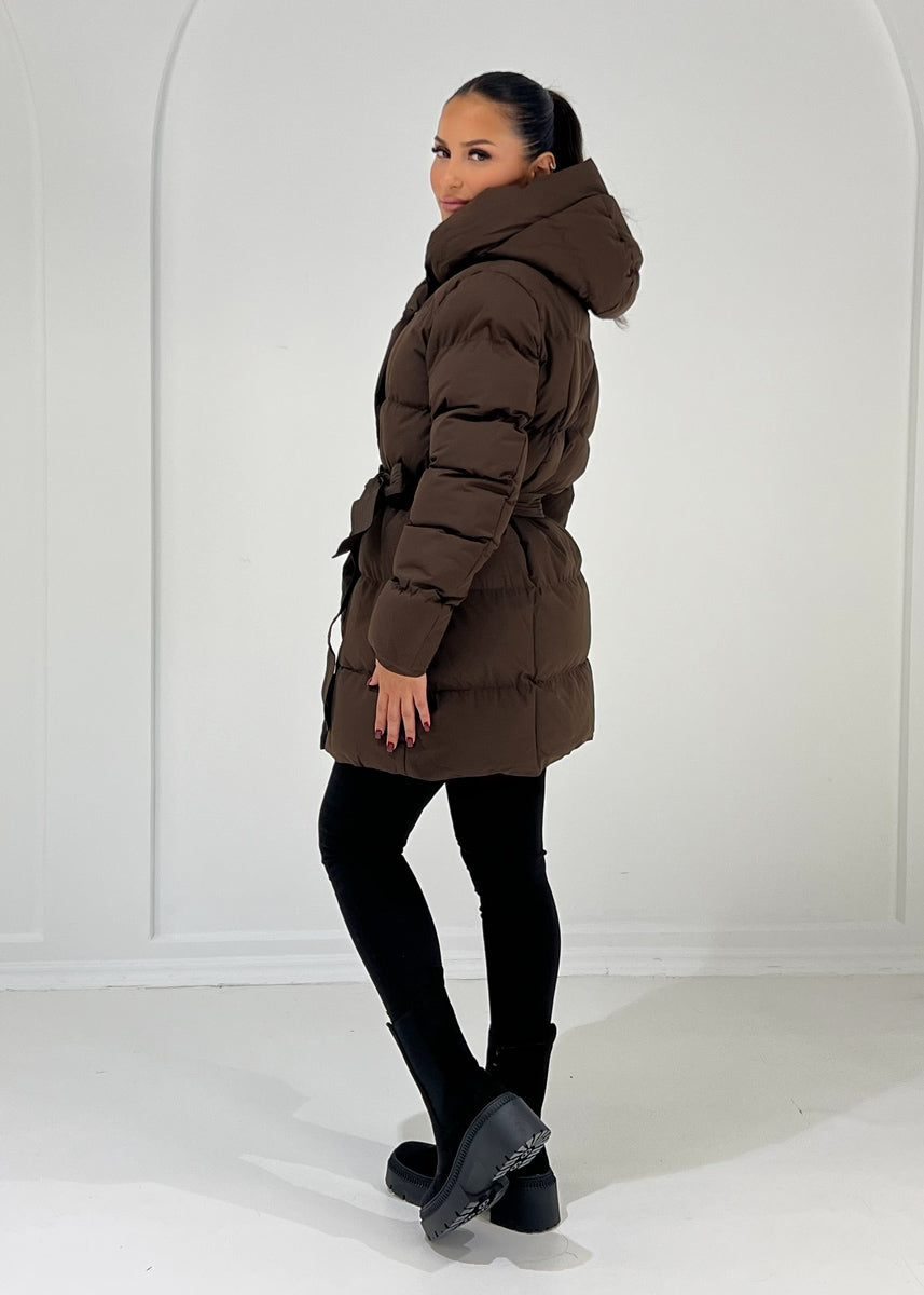 Mittellange Steppjacke mit Bindegürtel