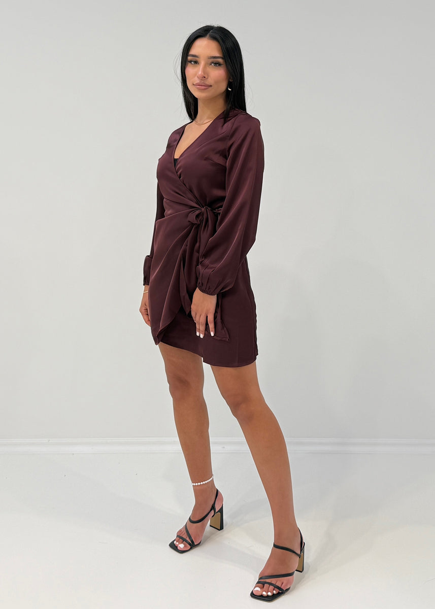 Satinkleid in Wickeloptik