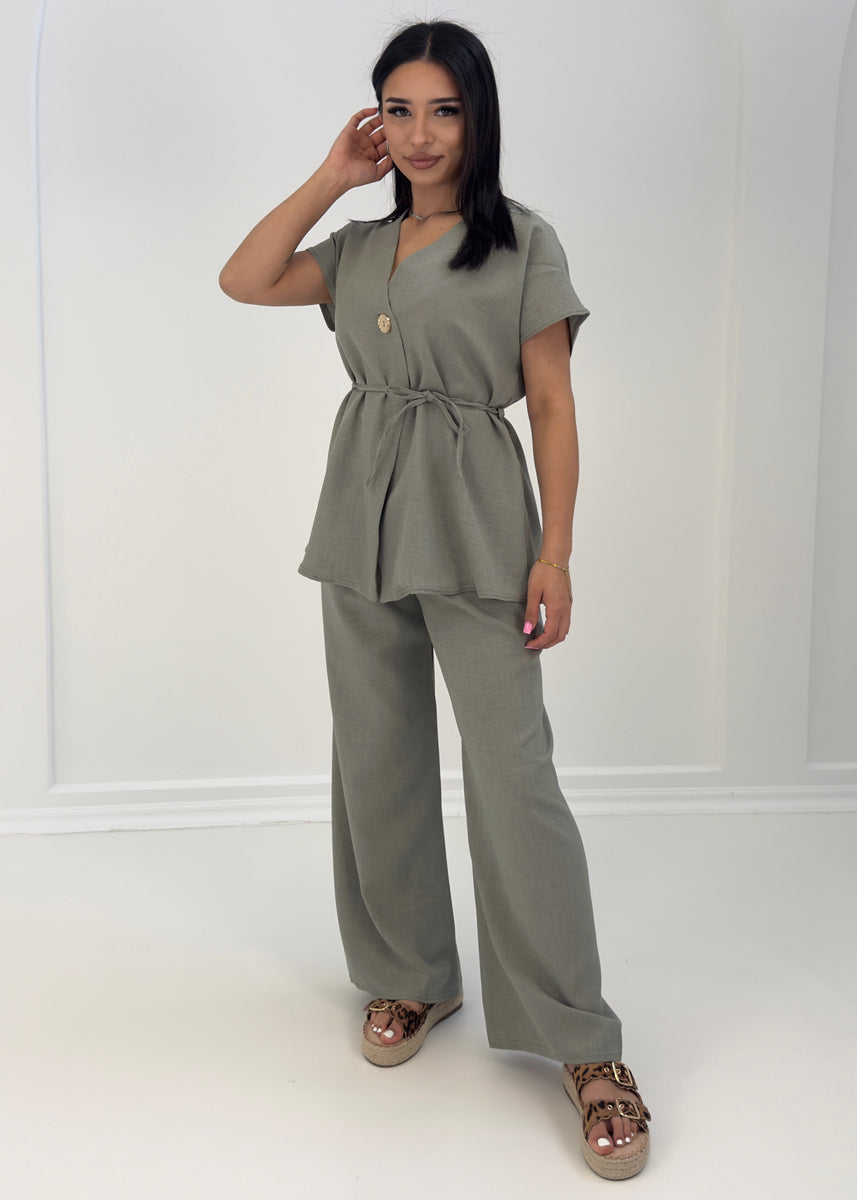Damen Zweiteiler mit Bindebluse und weiter Hose – elegantes Outfit von NAHA für Alltag und Freizeit