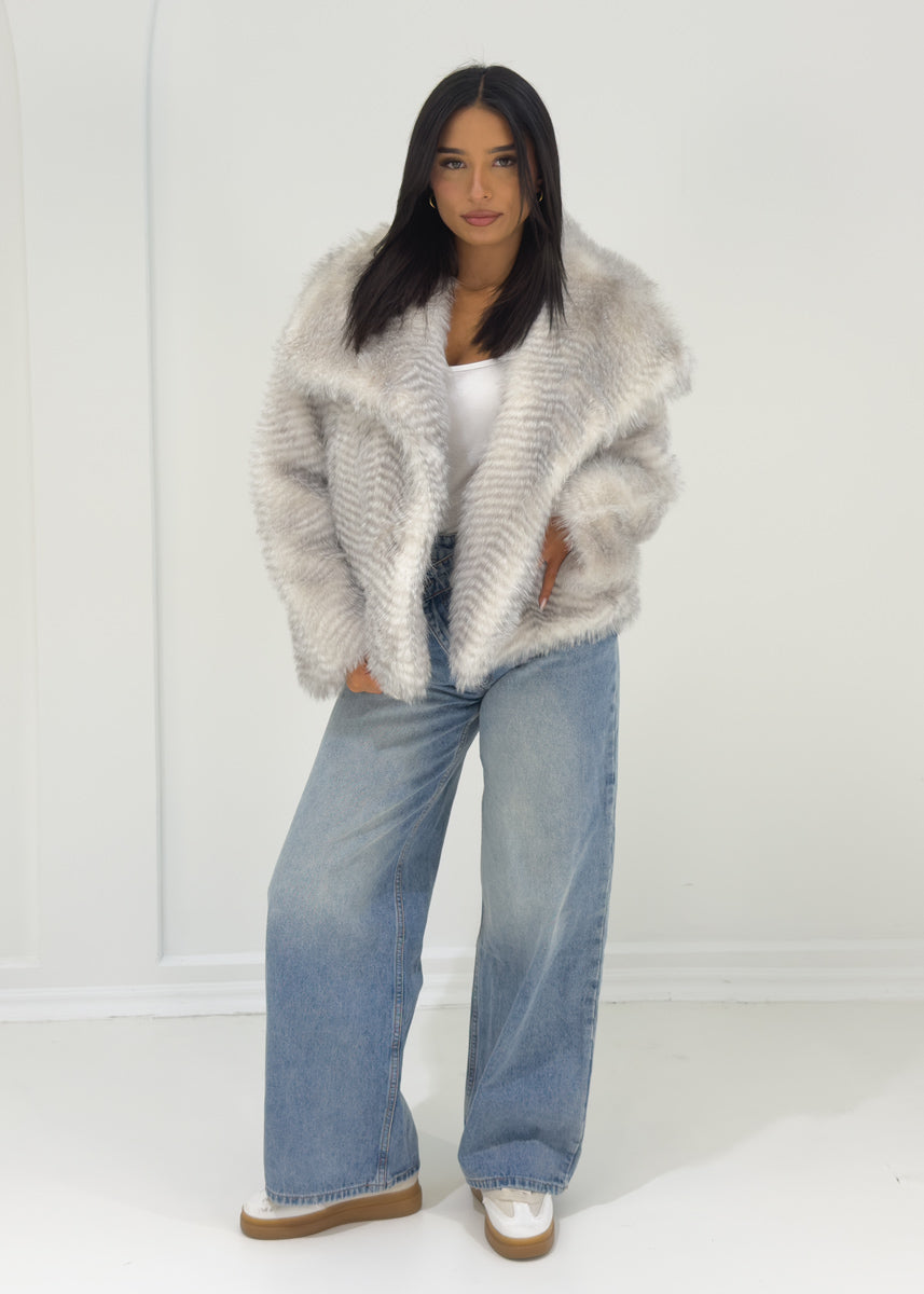 Kunstfelljacke mit weitem Kragen