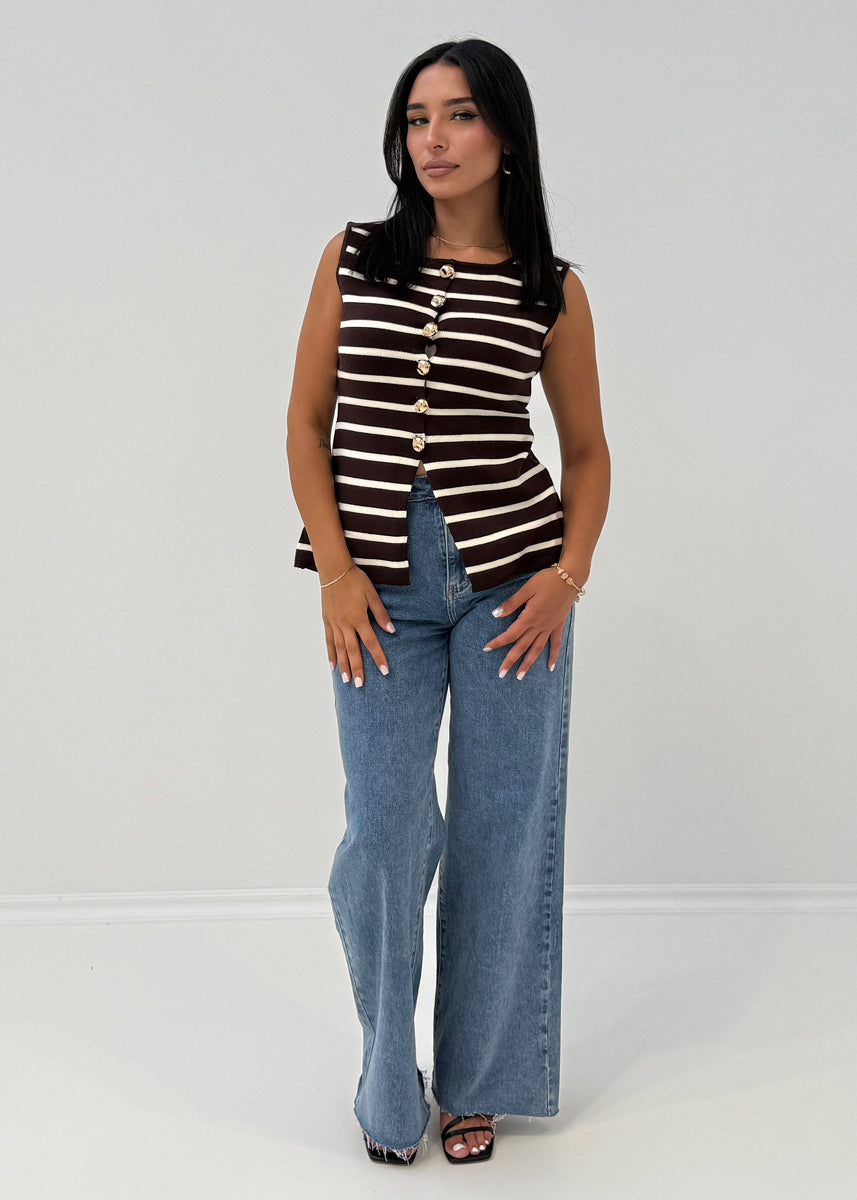 Gestreifte Strickweste mit goldenen Knöpfen