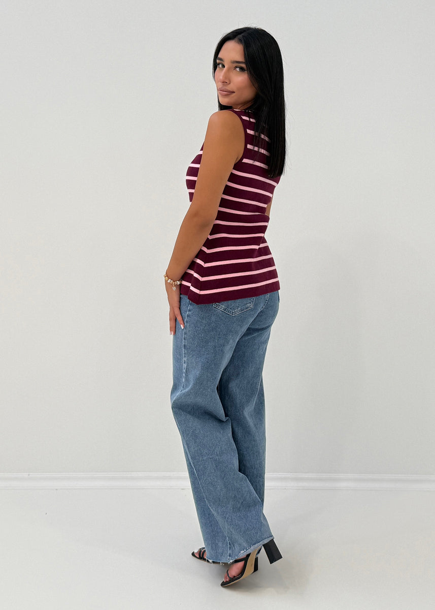 Gestreifte Strickweste mit goldenen Knöpfen