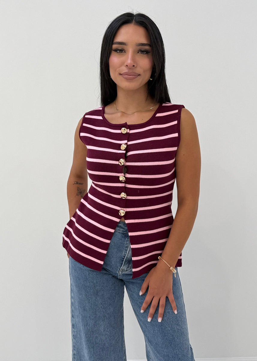 Gestreifte Strickweste mit goldenen Knöpfen