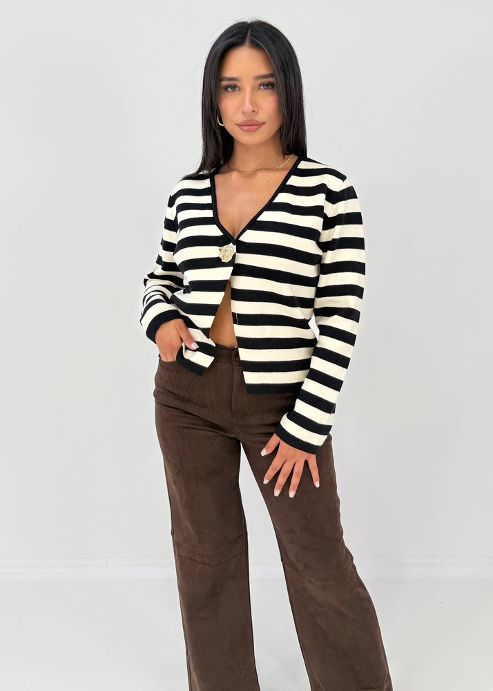 Gestreiftes Oberteil mit Zierknopf