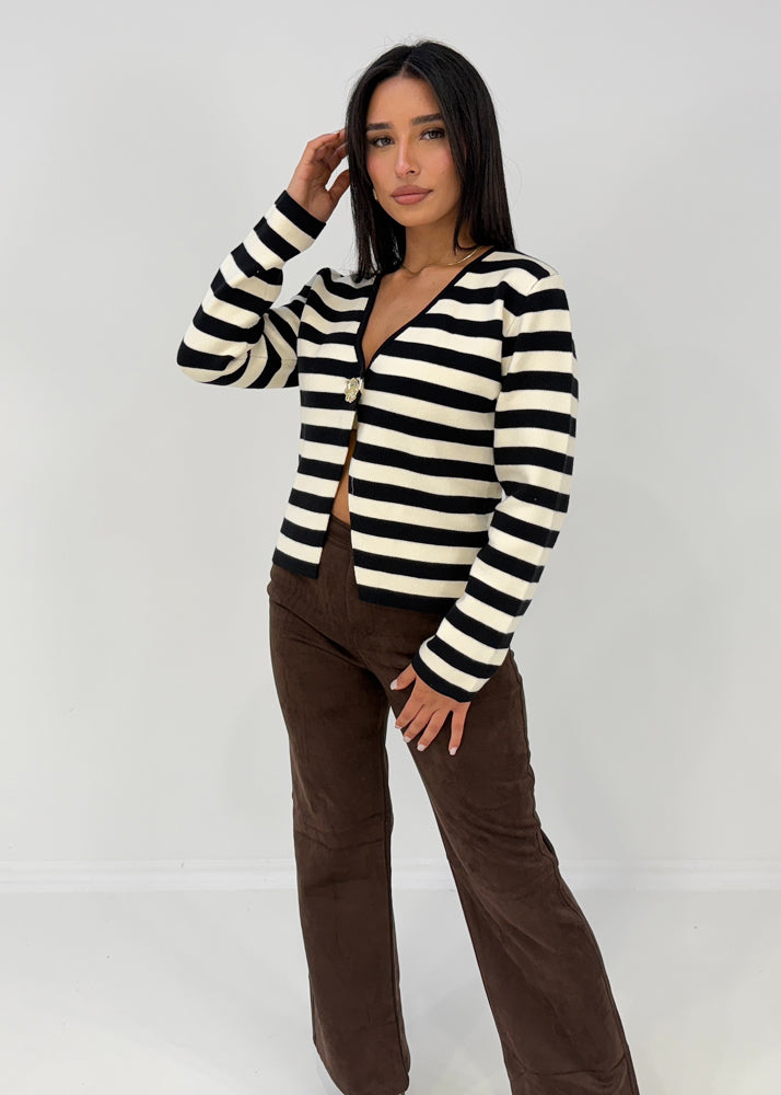 Gestreiftes Oberteil mit Zierknopf