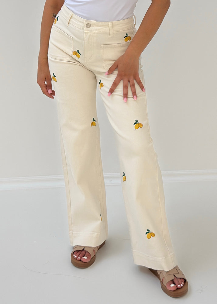 Jeans mit Zitronen-Stickerei