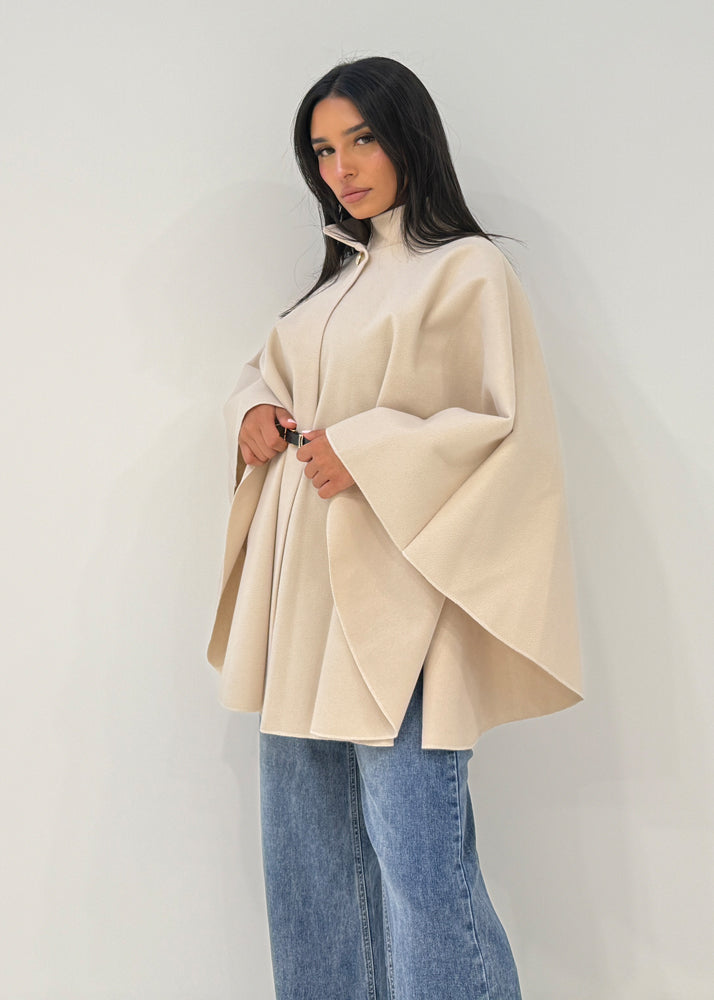 Kurzer Mantel mit Gürtel