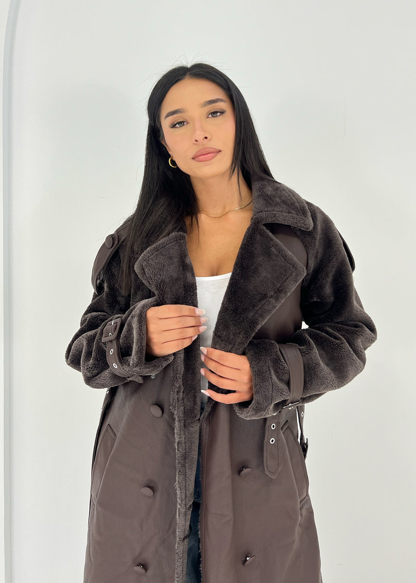 Langer Kunstledermantel mit Fellbesatz