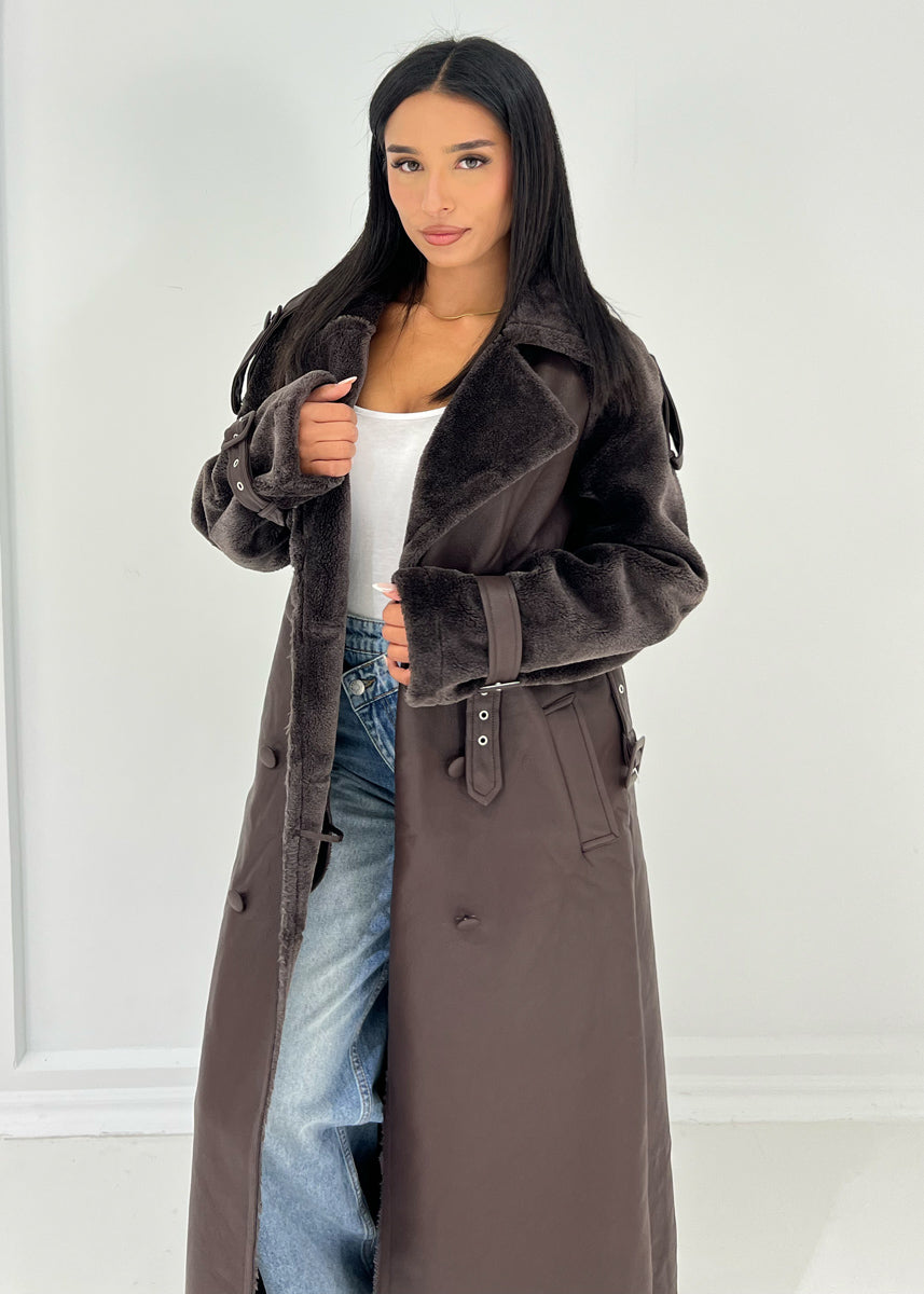 Langer Kunstledermantel mit Fellbesatz