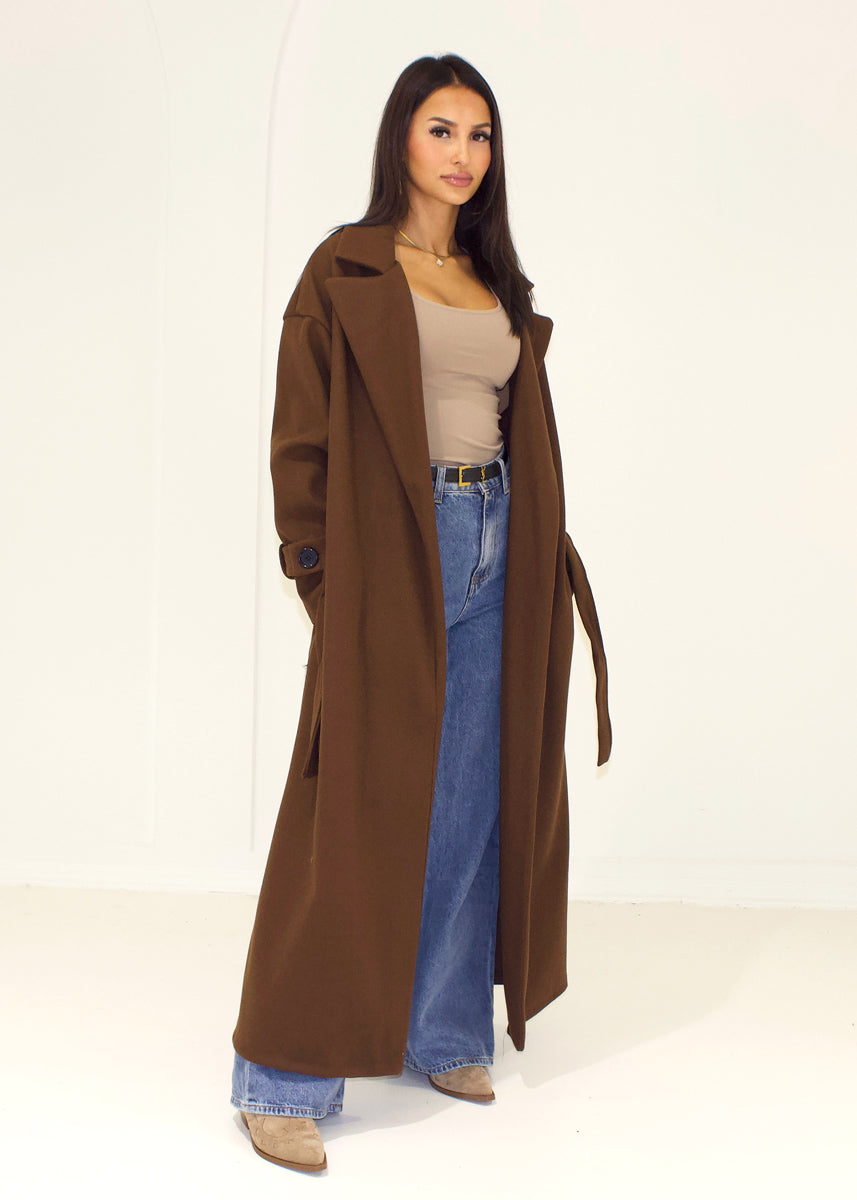 Langer Mantel mit Gürtel