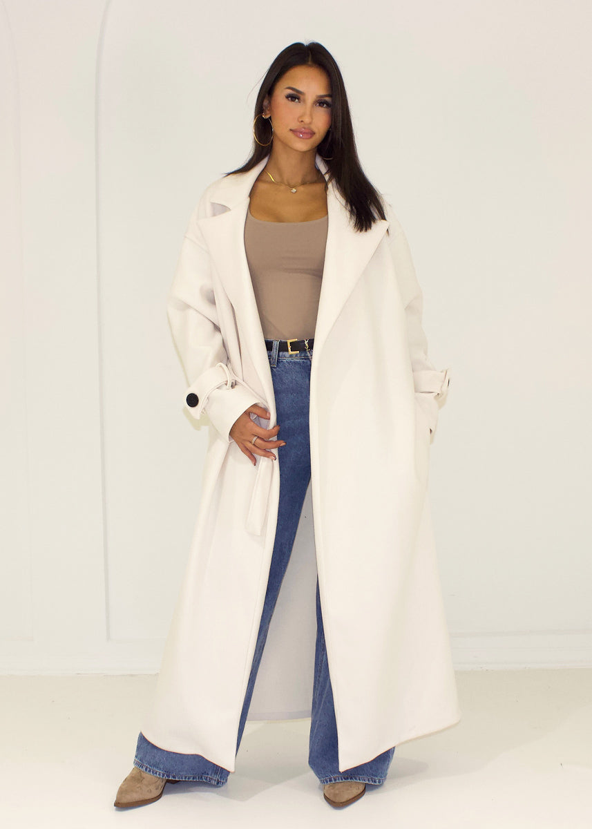 Langer Mantel mit Gürtel