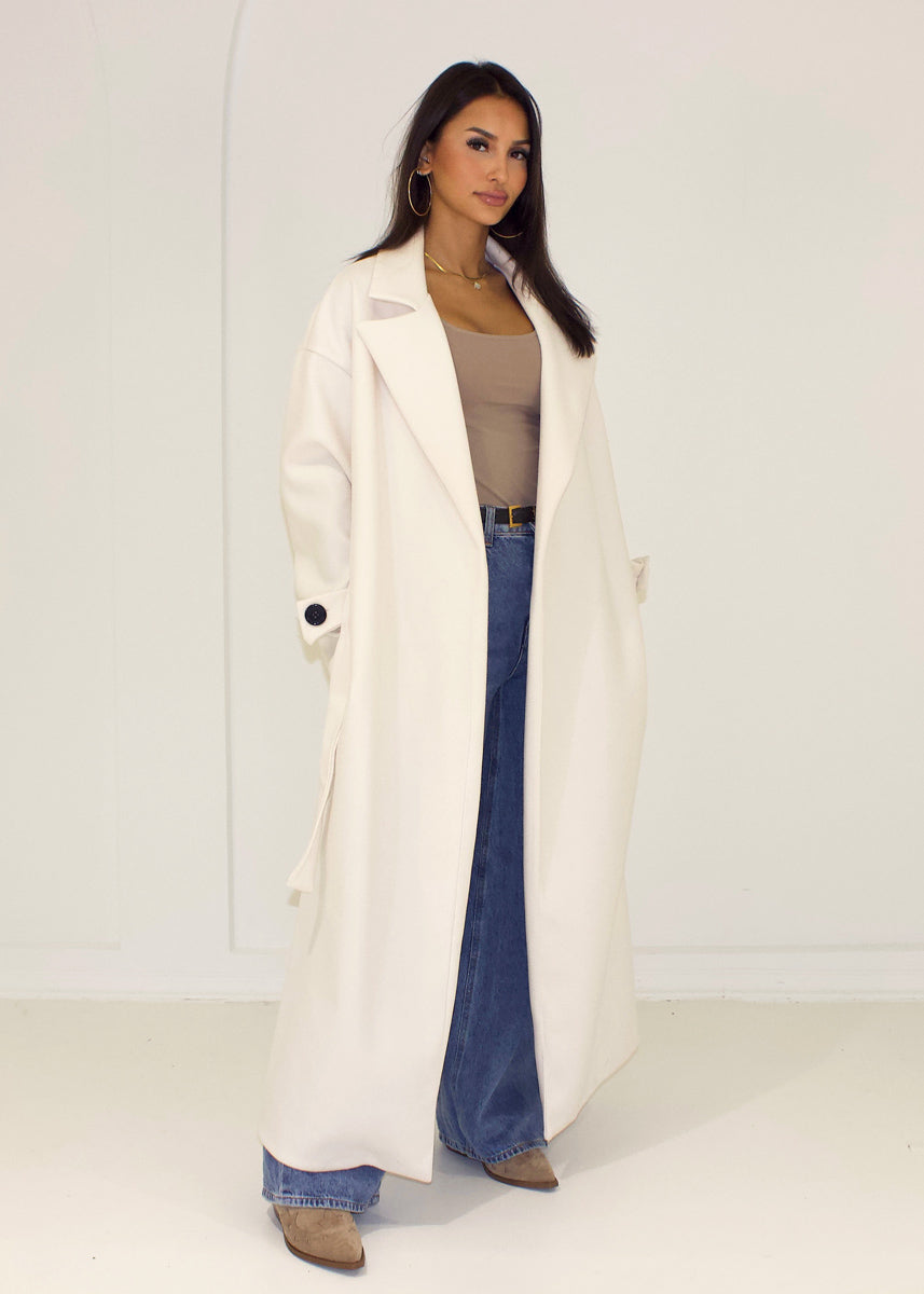 Langer Mantel mit Gürtel