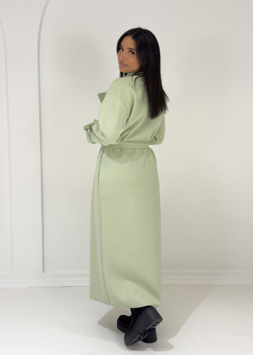 Langer Mantel mit Knöpfen