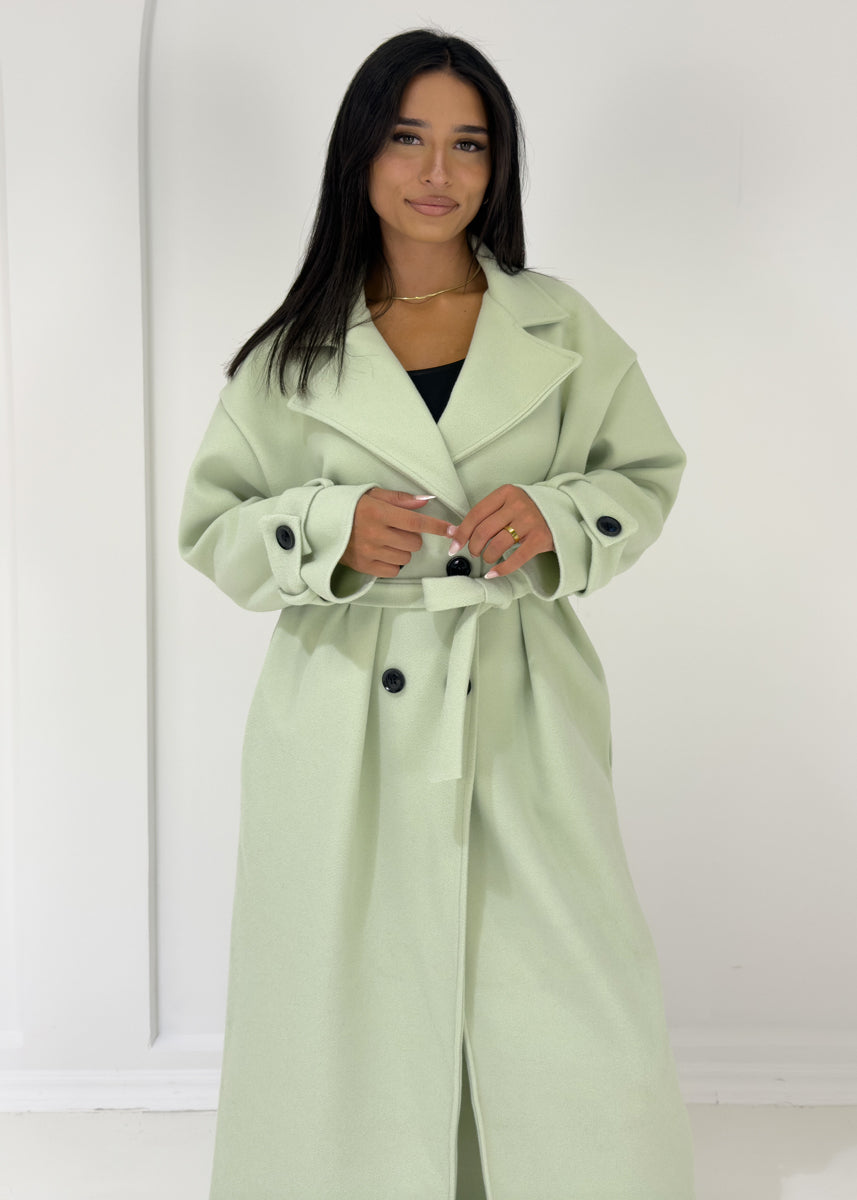 Langer Mantel mit Knöpfen