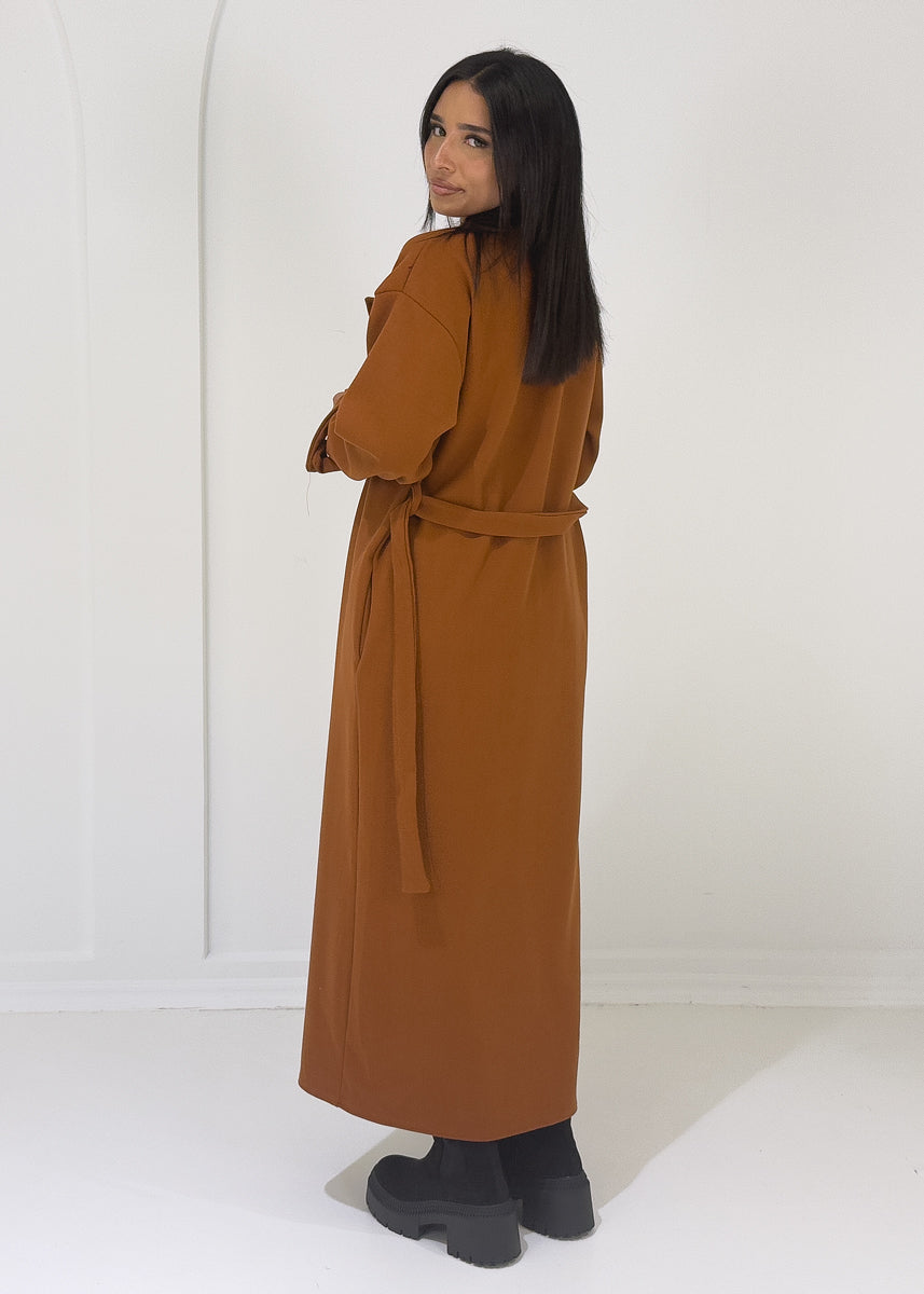 Langer Mantel mit Knöpfen