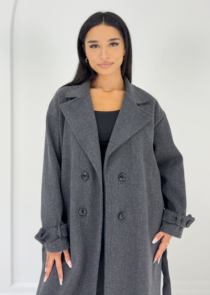 Langer Mantel mit Knöpfen