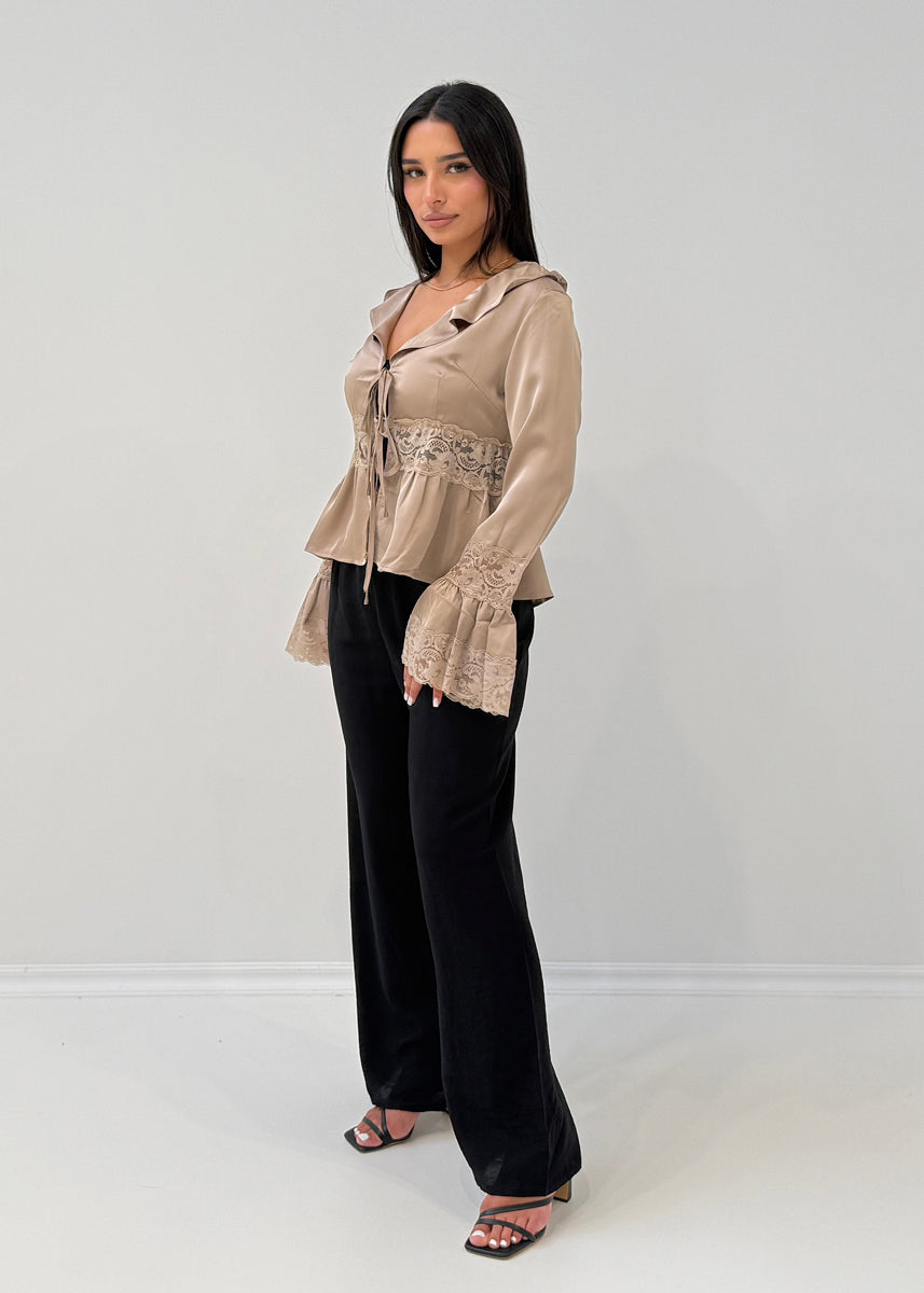 Satinbluse mit Spitze