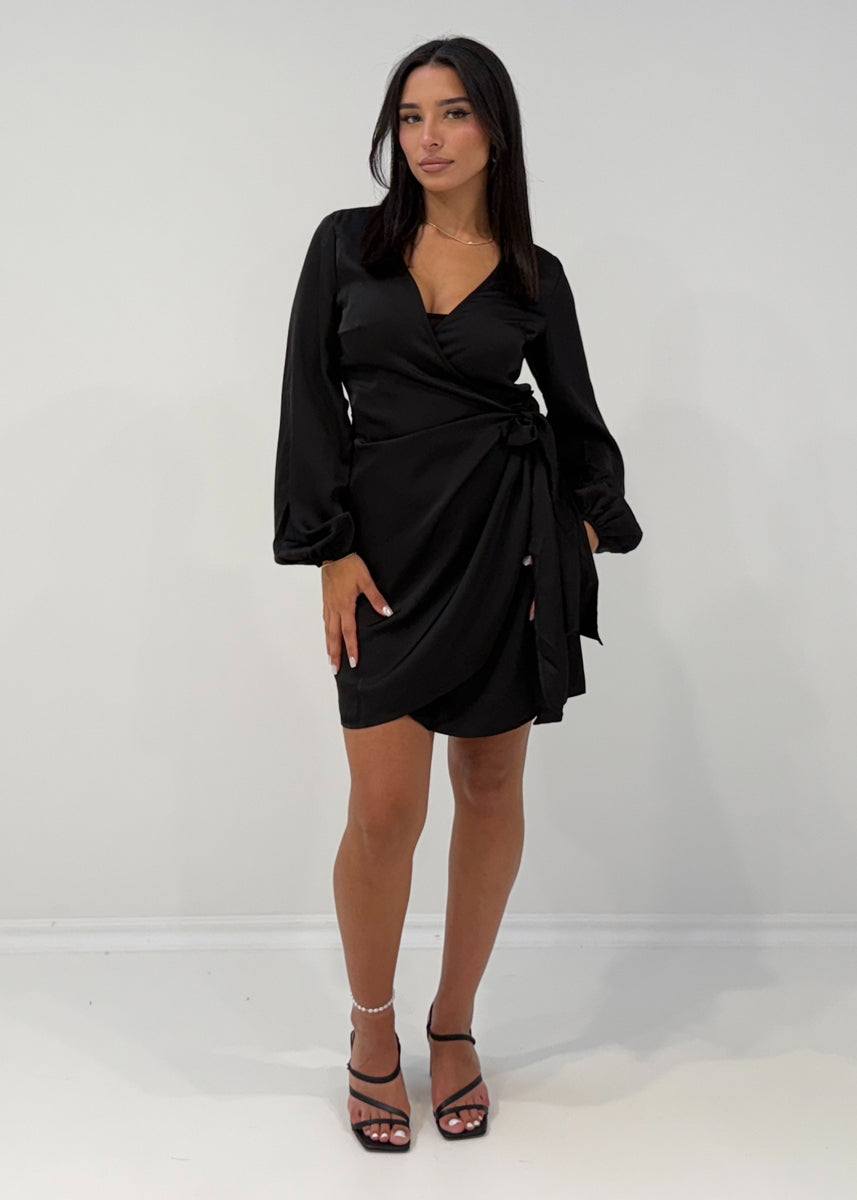 Satinkleid in Wickeloptik