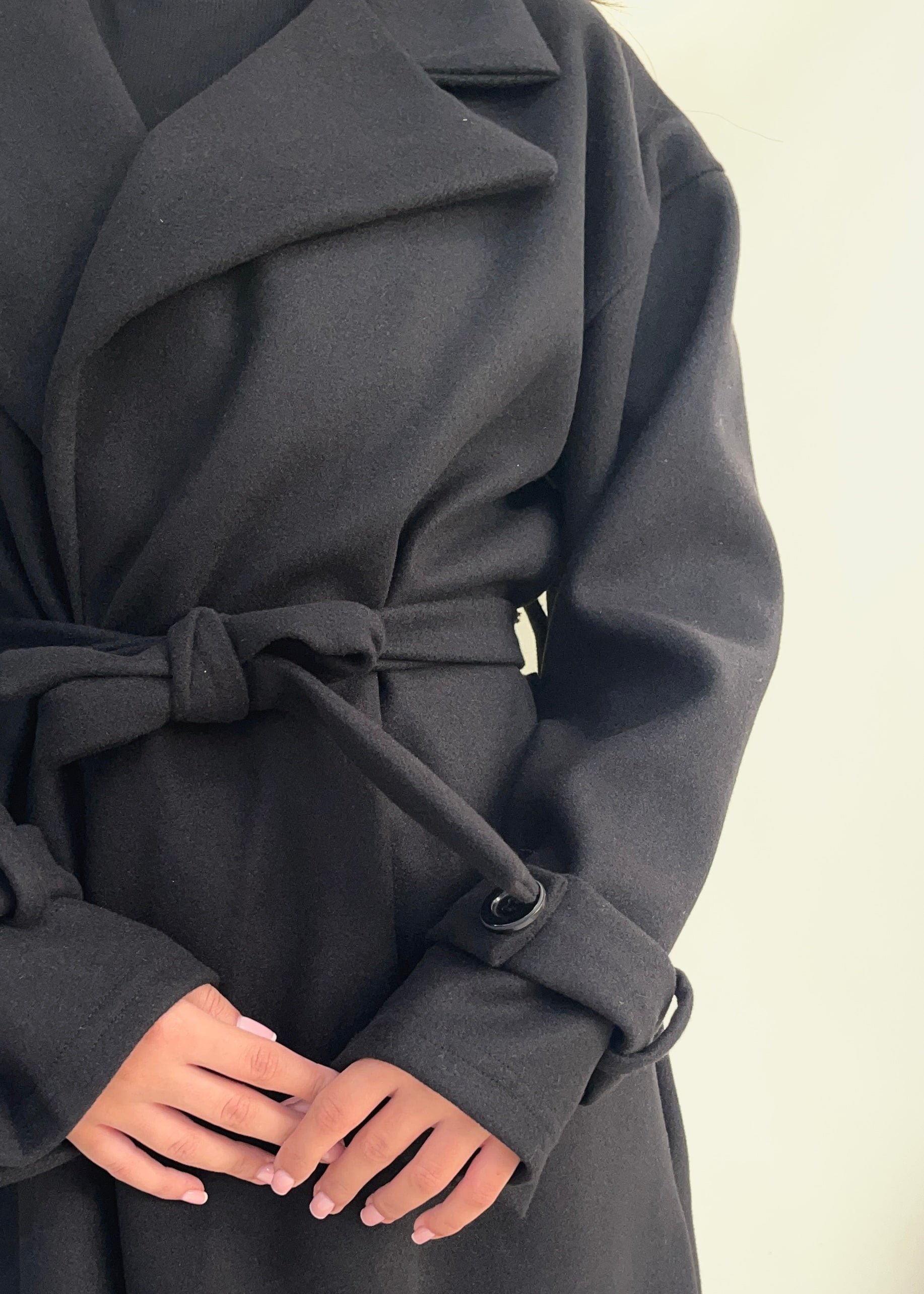 Langer Mantel mit Gürtel