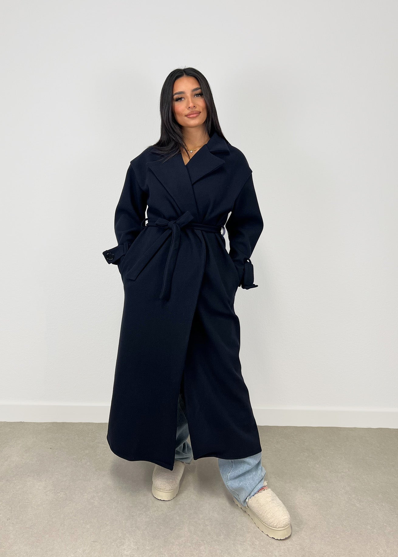 Langer Mantel mit Gürtel