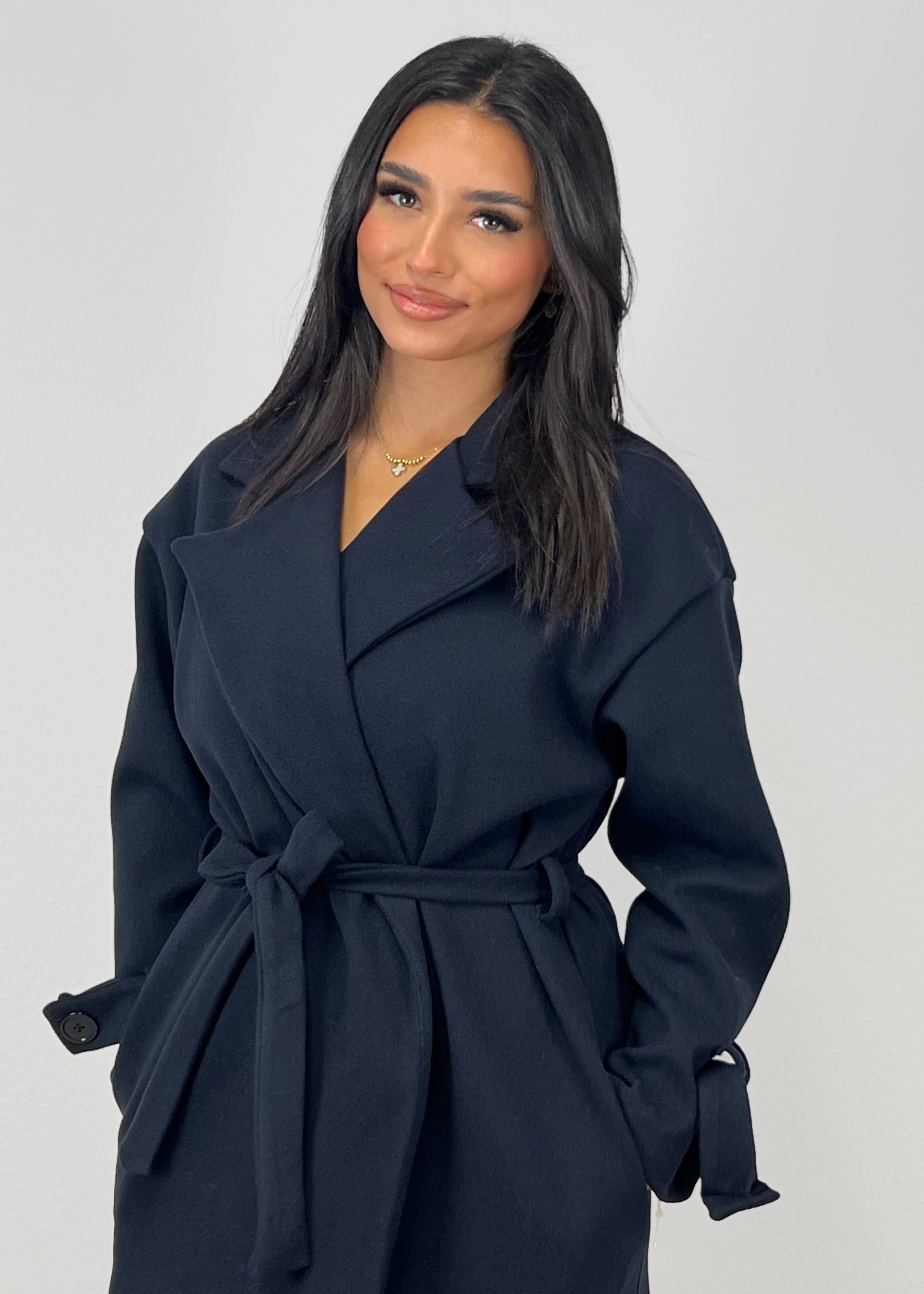 Langer Mantel mit Gürtel