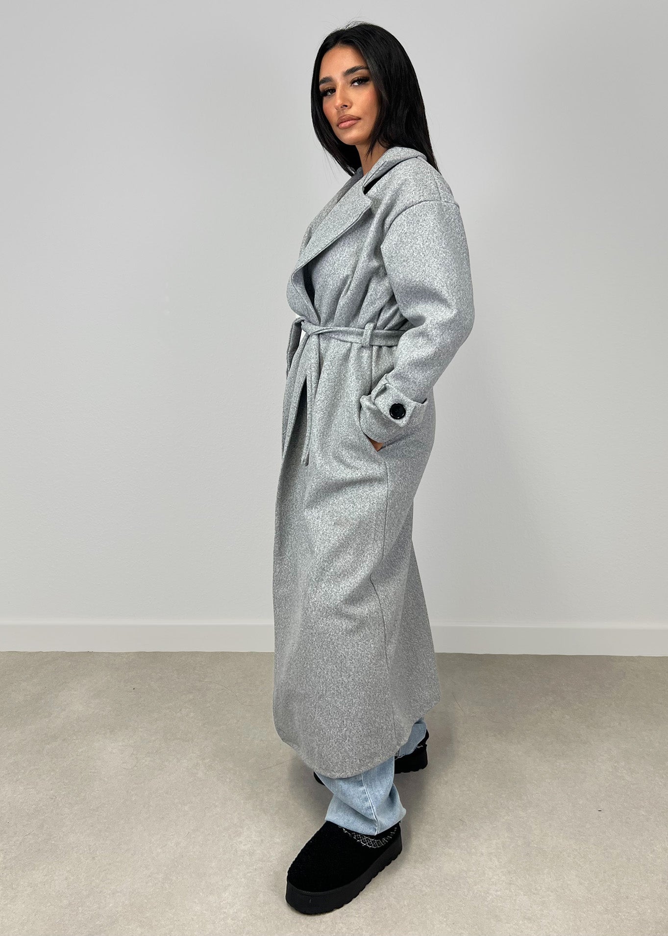 Langer Mantel mit Gürtel