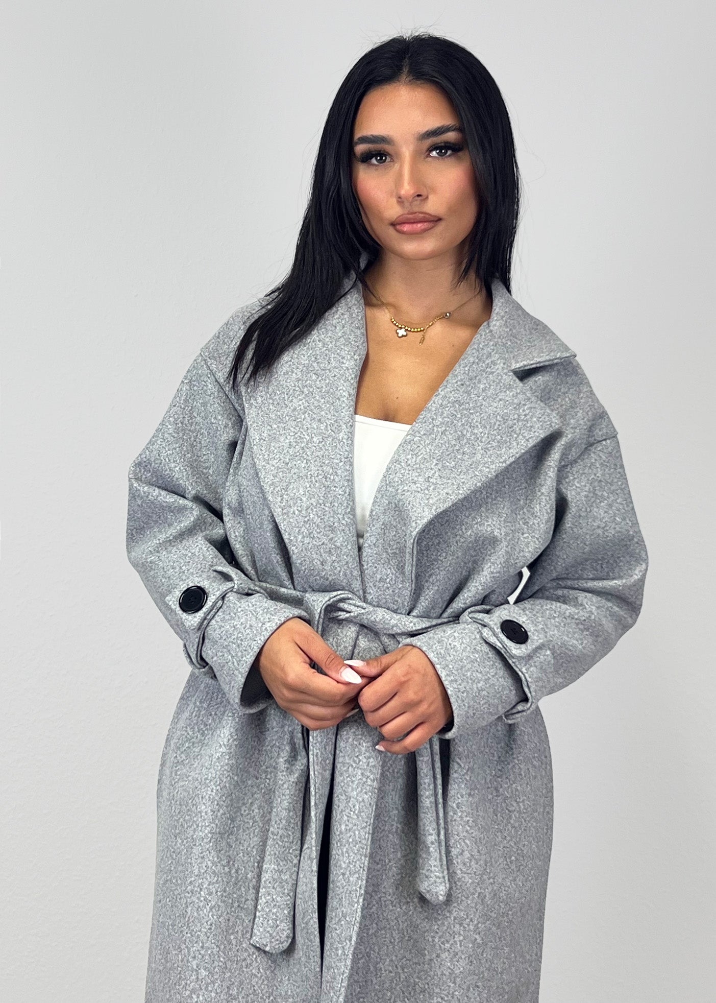 Langer Mantel mit Gürtel