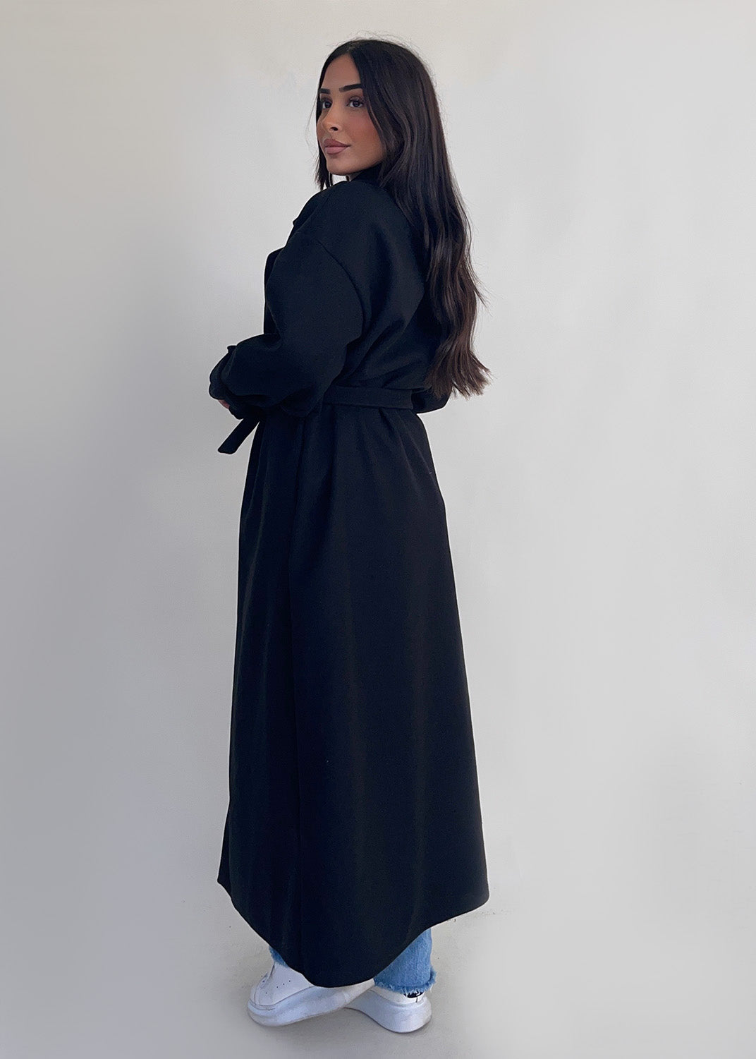 Langer Mantel mit Gürtel