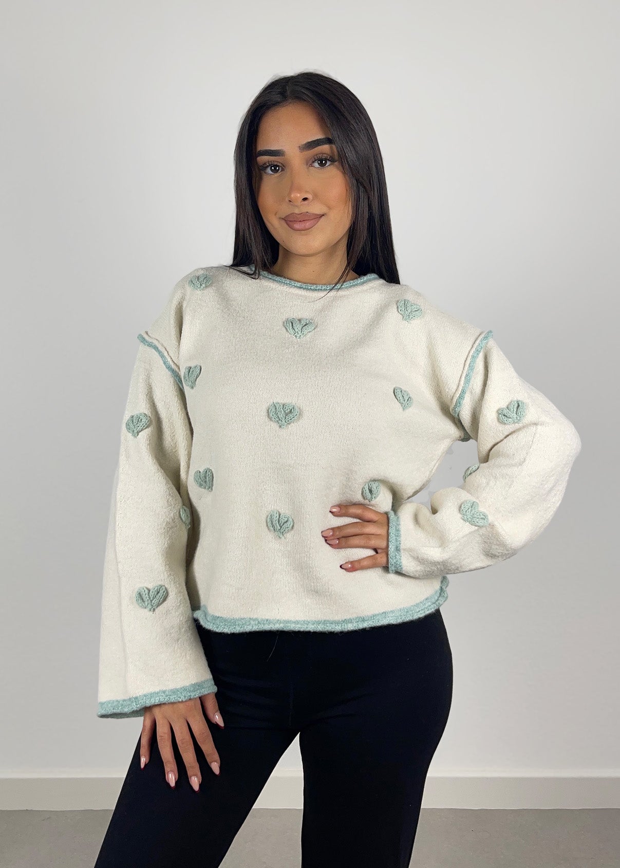 Pullover mit bestickten Herzen