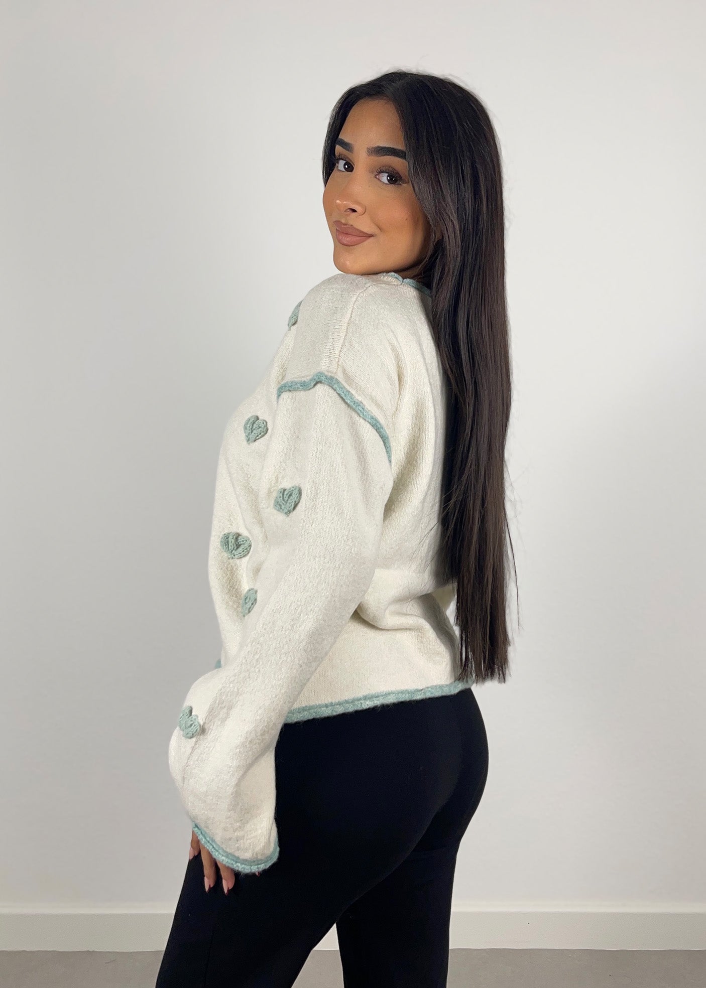 Pullover mit bestickten Herzen