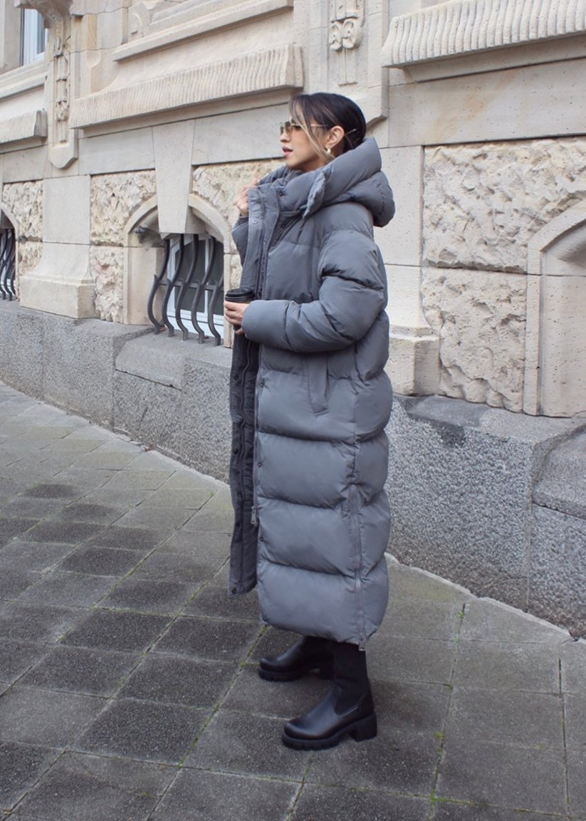 Langer Steppmantel mit Kapuze