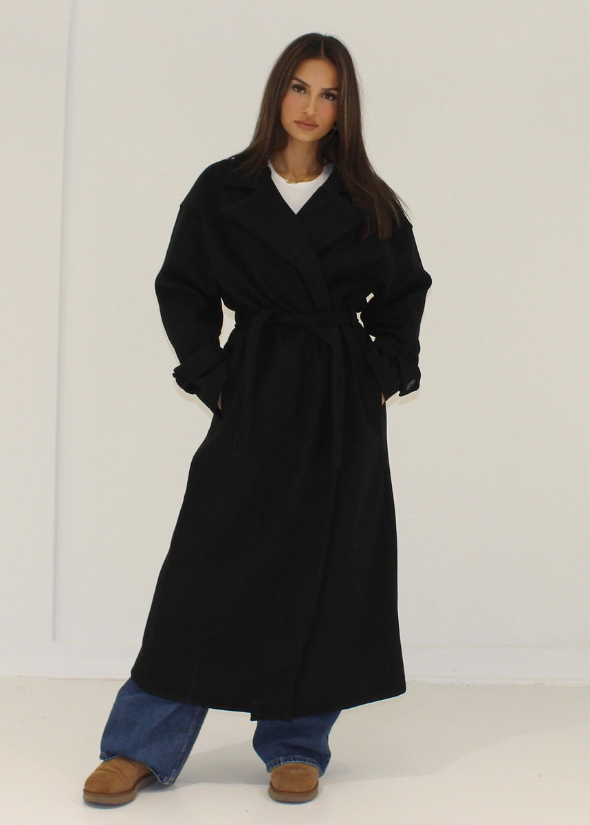 Langer Mantel mit Gürtel
