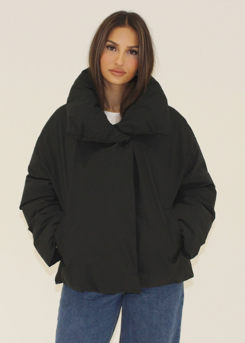 Kurze Jacke mit hohem Kragen