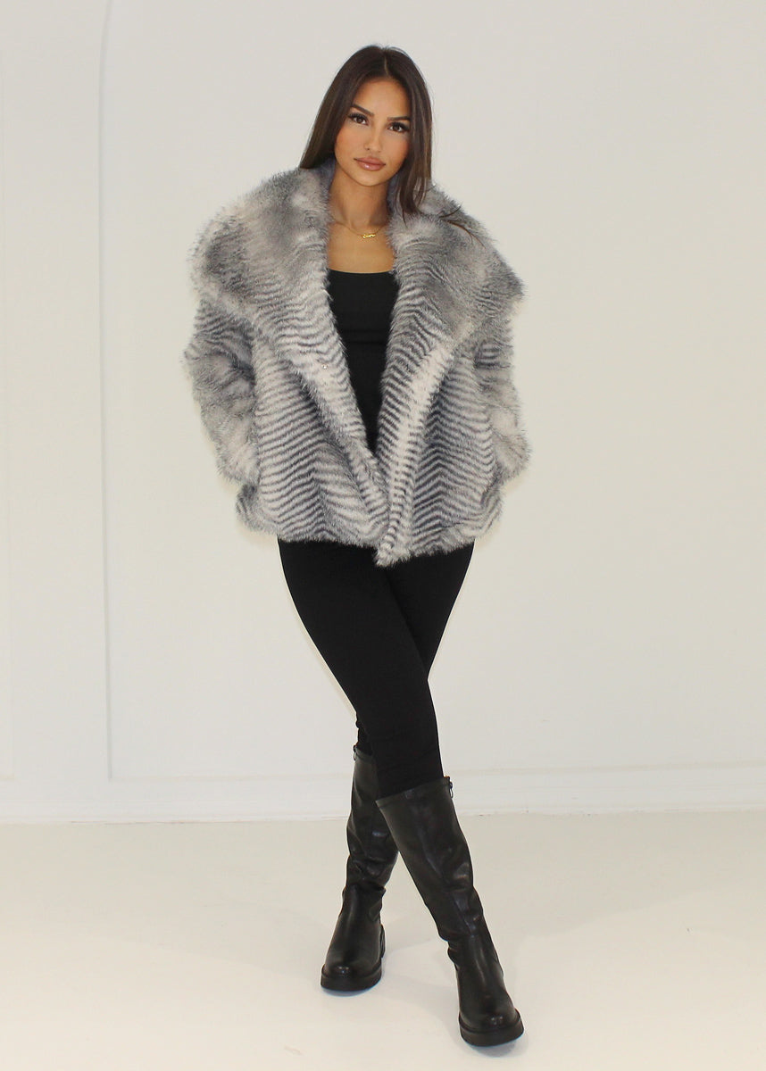 Kunstfelljacke mit weitem Kragen