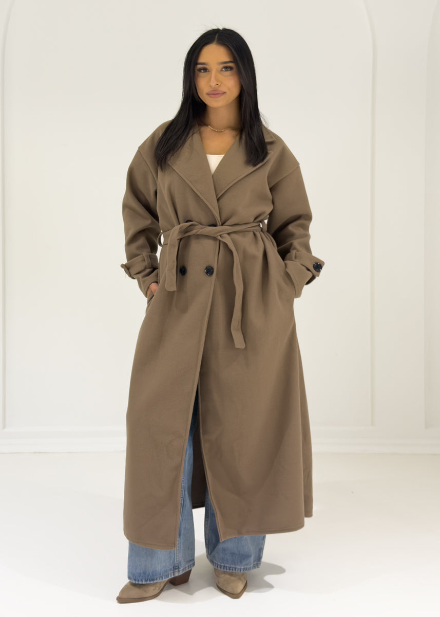 Langer Mantel mit Knöpfen