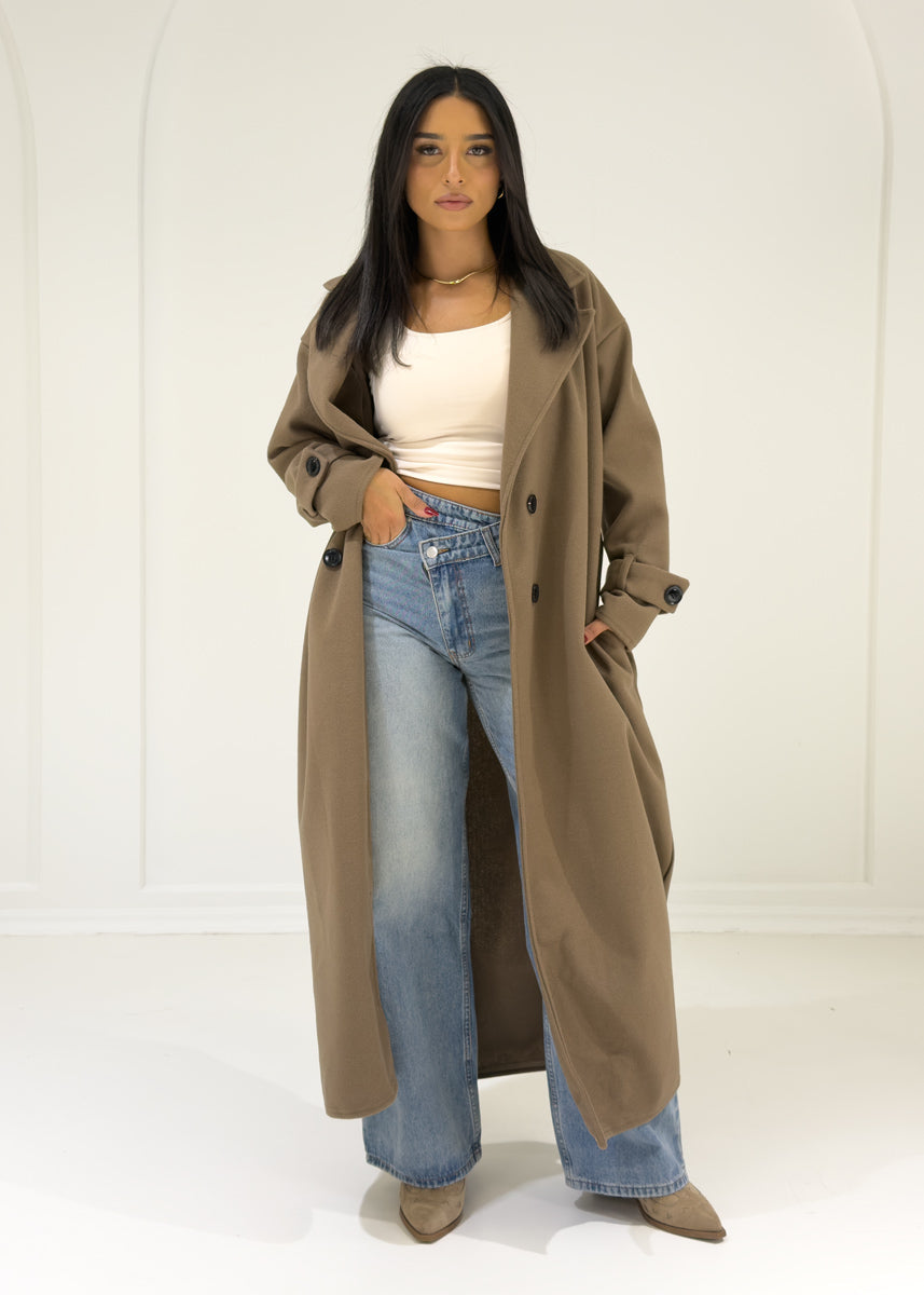 Langer Mantel mit Knöpfen