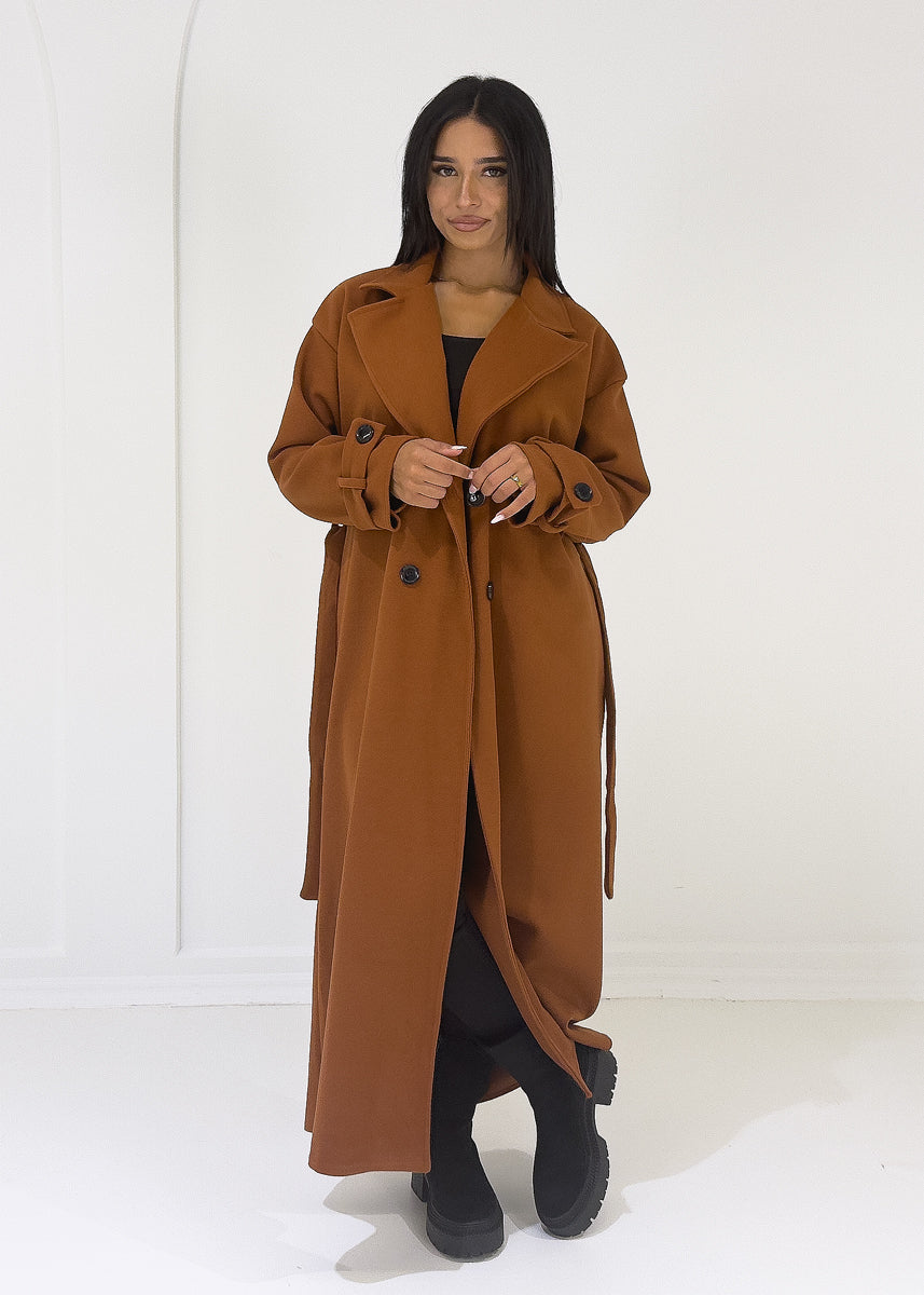 Langer Mantel mit Knöpfen